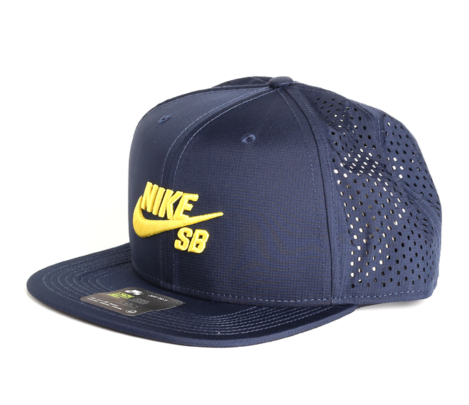 Nike SB Aero Cap Pro Trucker Obisidian Black Tour Yellow Boardvillage Streetwear Suomalainen Katumuodin Verkkokauppa