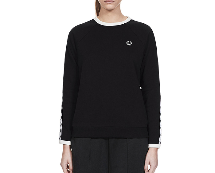 Fred Perry Womens Taped Crew Neck Sweatshirt Black Boardvillage Streetwear Suomalainen Katumuodin Verkkokauppa
